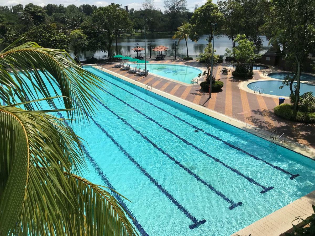 Holiday Villa Hotel & Suites Subang Субанг-Джая Экстерьер фото Swimming pool at the University of Ruhuna
